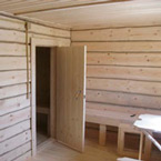 Отделка бани: деревянная дверь, полка, стол