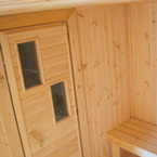 Отделка бани: деревянная дверь, полка, отделка стен вагонкой