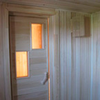 Отделка бани: деревянная дверь, отделка стен вагонкой