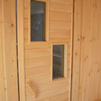 Отделка бани: деревянная дверь, отделка стен вагонкой