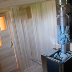 Отделка бани: деревянная дверь, отделка стен вагонкой, печь банная