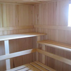 Отделка бани: деревянные полки, отделка стен вагонкой, окно банное