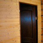 Обшивка стен вагонкой, деревянная дверь