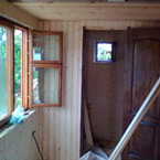 Деревянное окно, обшивка стен вагонкой, деревянная дверь, банное окно